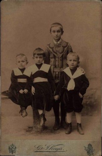 Četiri dječaka : skupni portret / G .& I. Varga